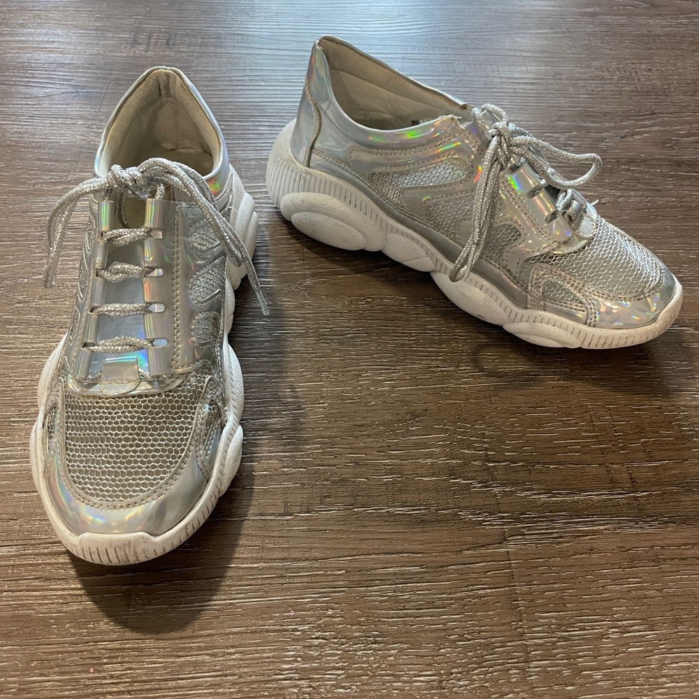 iheartraves Silver White Iridescent Mesh Sneakers La Sheelah 6.5 Elastic Lace Up
